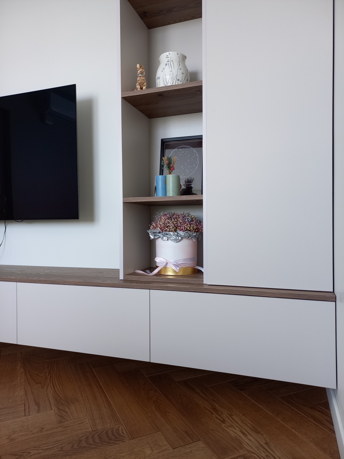 Светлая подвесная консоль со шкафчиками справа