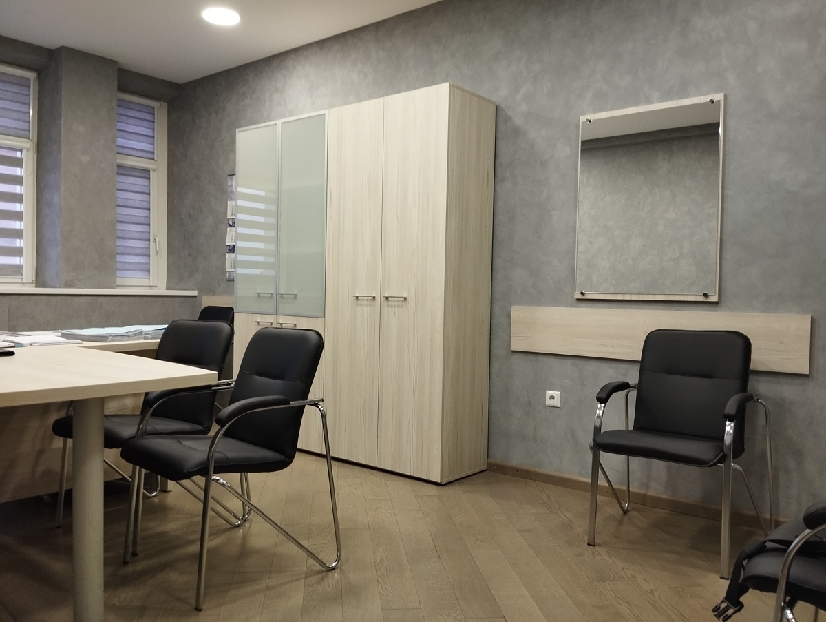 Светлый набор офисной мебели для руководителя ракурс 2