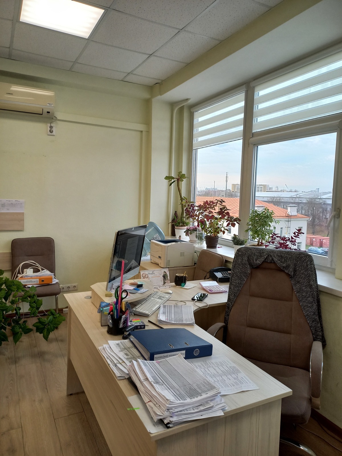 Большой рабочий стол на фоне окна