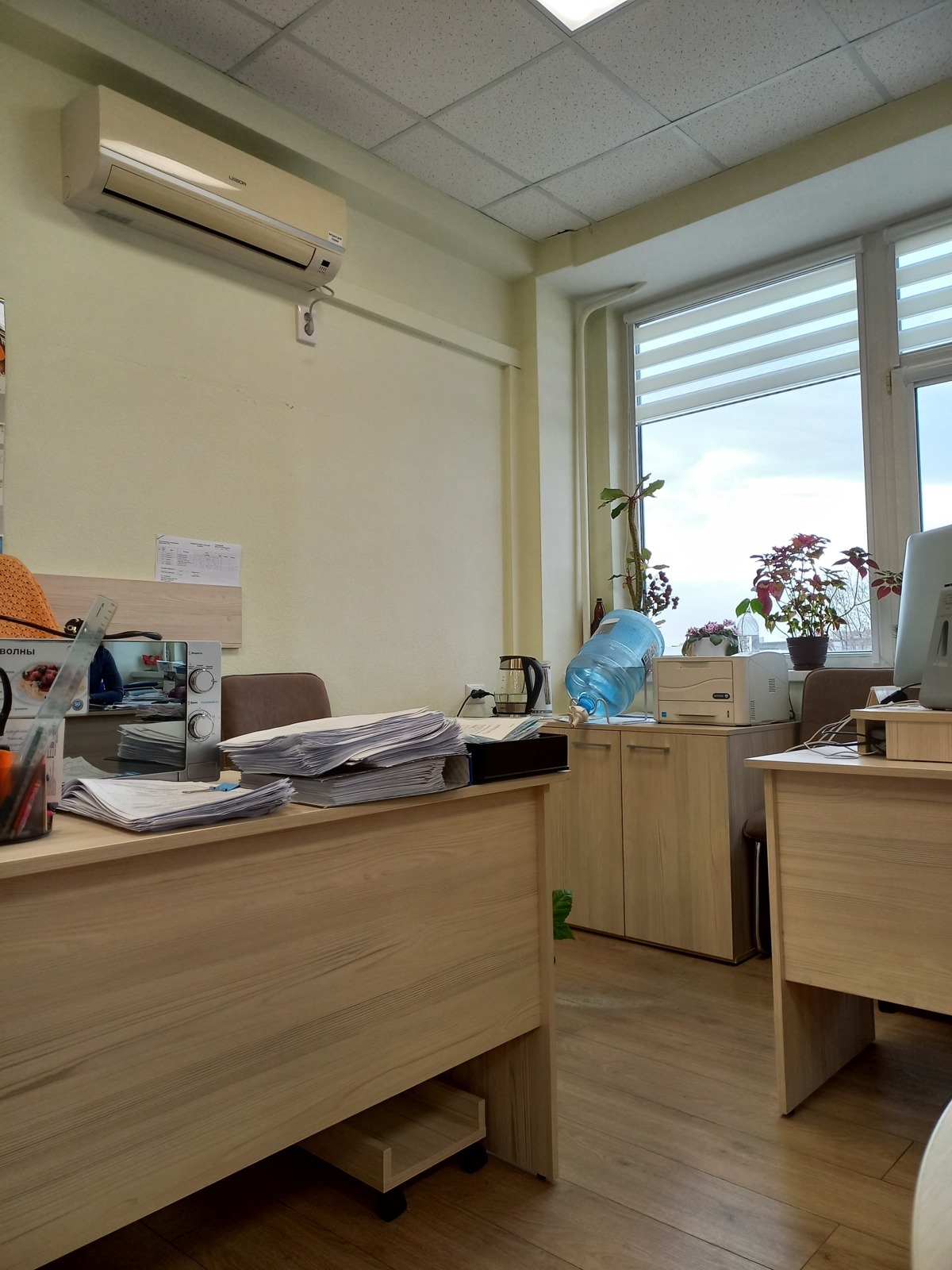 Три рабочих стола с нижнего ракурса